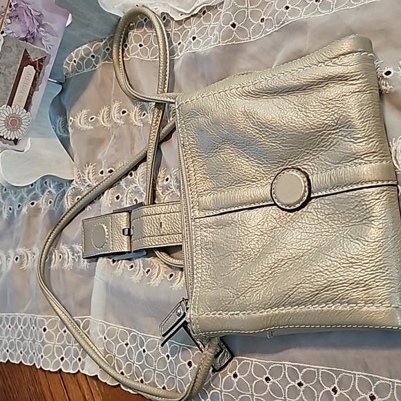 EUC CLARKS MULTI COMPARTMENT GOLD CROSSBODY PURSE BAG MAGNETIC CLOSURE - Picture 3 of 10